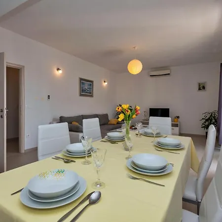 With Big And Free Private Parking Apartment *