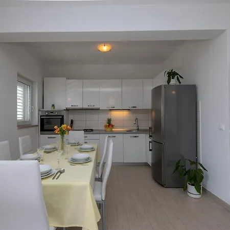 With Big And Free Private Parking Apartment