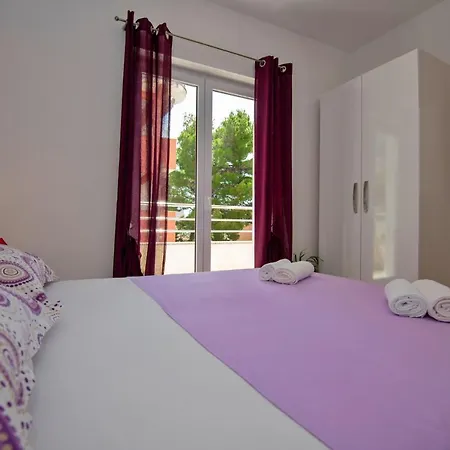 With Big And Free Private Parking Apartment