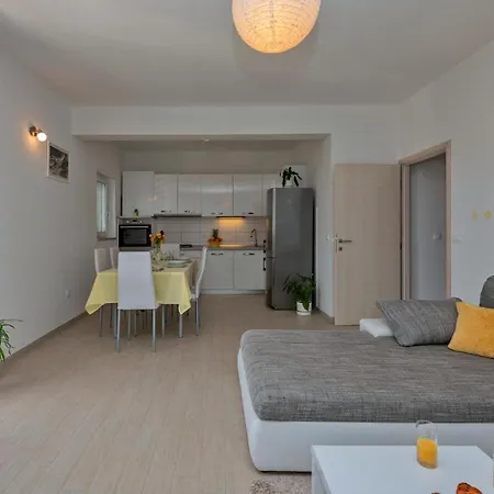 Apartment With Big And Free Private Parking Makarska