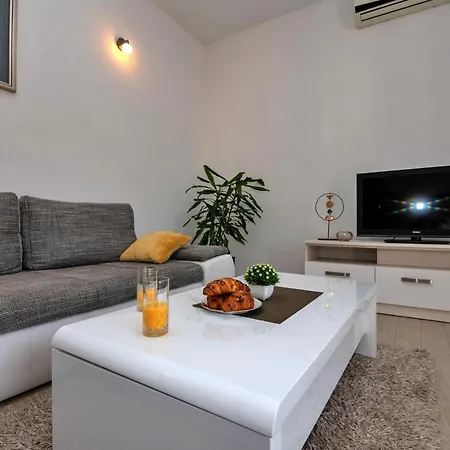 With Big And Free Private Parking Apartment Makarska