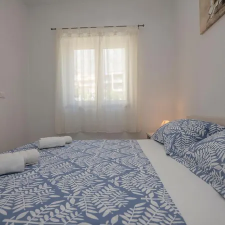 With Big And Free Private Parking Apartment *