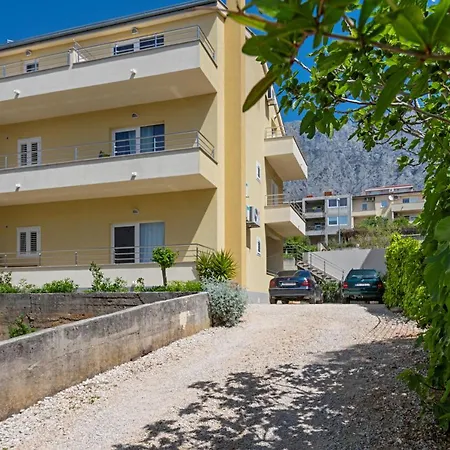 With Big And Free Private Parking Apartment