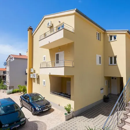 Apartment With Big And Free Private Parking Makarska