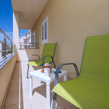 With Big And Free Private Parking Apartment
