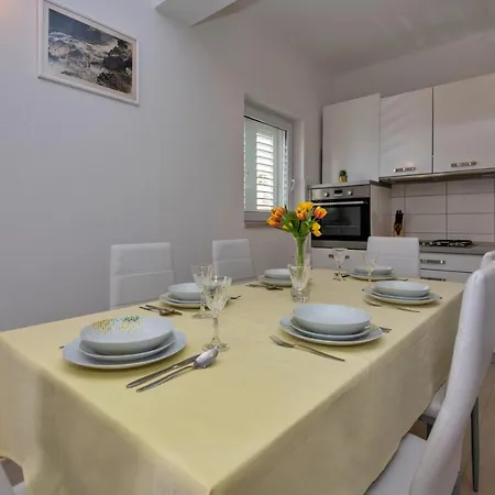 With Big And Free Private Parking Apartment Makarska