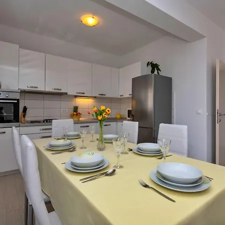 With Big And Free Private Parking Apartment Makarska