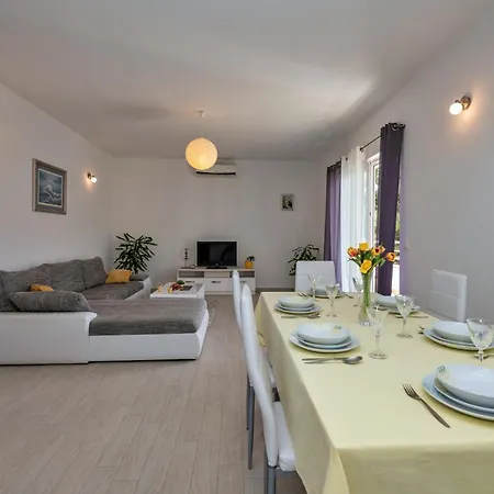 Apartment With Big And Free Private Parking