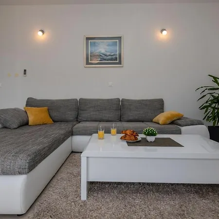 Apartment With Big And Free Private Parking Makarska