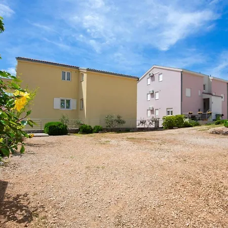 With Big And Free Private Parking Apartment