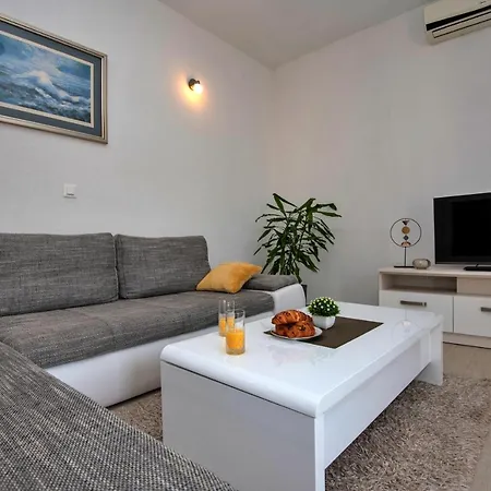 Apartament With Big And Free Private Parking *